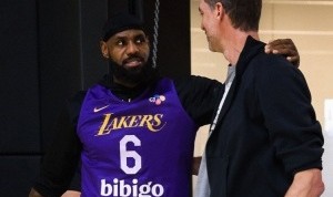 云开体育官网-大加造访湖人训练馆！官推晒照：詹姆斯搂肩与其相谈甚欢