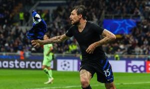 记者：利雅得新月放弃阿切尔比，因为他年龄太大