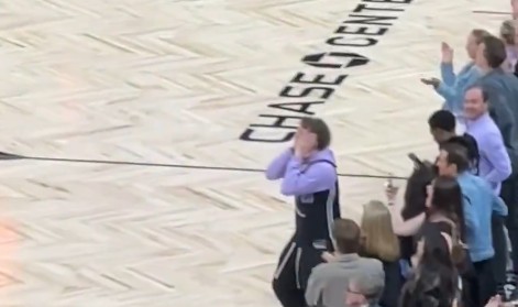 贴脸开大？波杰姆斯基对克拉克做库里“晚安”庆祝手势