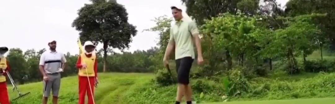 云开体育-克莱也打高尔夫🤣连续推杆不中恼羞成怒 似乎将球扔了出去