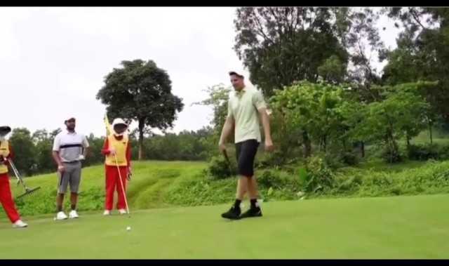 云开体育-克莱也打高尔夫🤣连续推杆不中恼羞成怒 似乎将球扔了出去