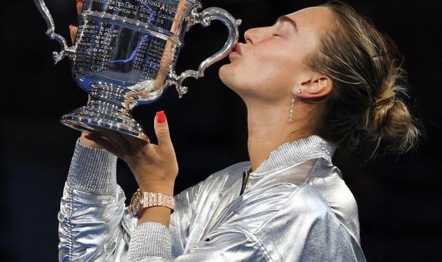 云开体育-从发布会喝酒到让男同事扮自己，萨巴伦卡是献瓜女王还是榜样女郎