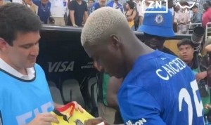 kaiyun-化身签名机器！凯塞多世俱杯夺冠后“疯狂”签名