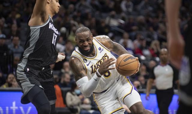 云开体育-湖人拼出五连胜现曙光！托布+小黑成詹皇好帮手