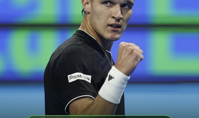 云开体育官网-多哈之夜：辛纳爆冷出局，阿尔卡拉斯鏖战晋级