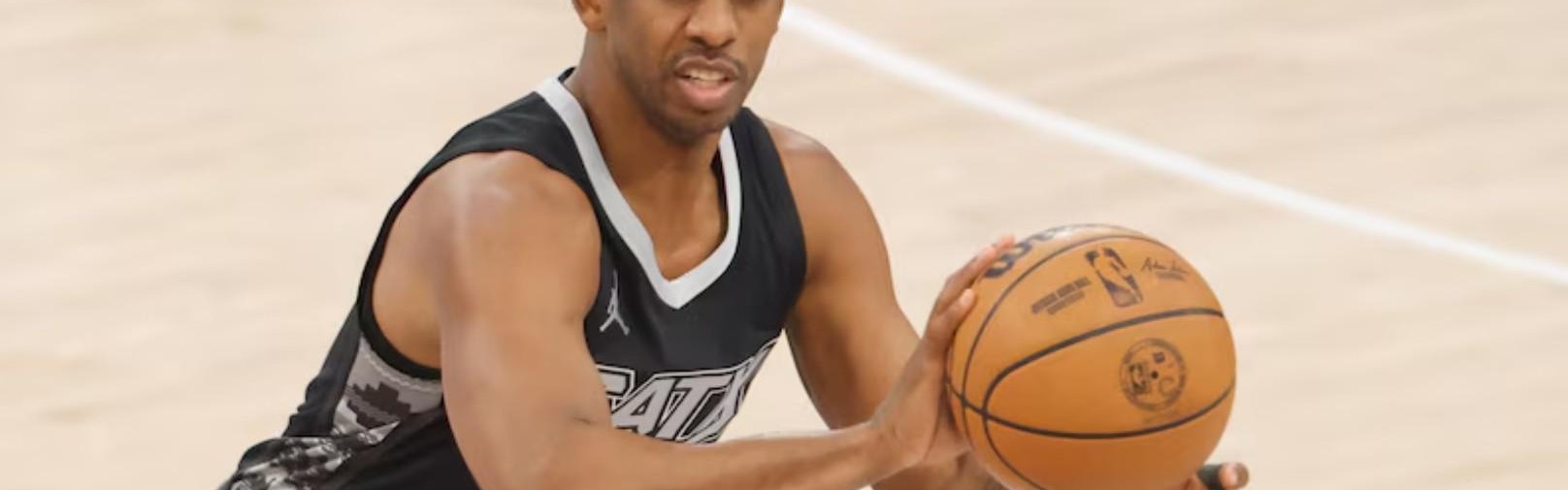 Shams：40岁控卫克里斯-保罗在周三与雄鹿官员进行了交谈