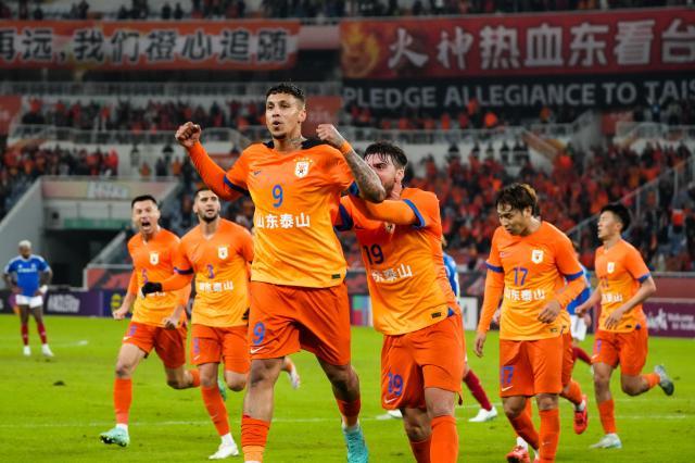 （体育）（1）足球——亚冠：山东泰山平横滨水手XxjpseC007237_20241022_PEPFN0A001 (1).jpg